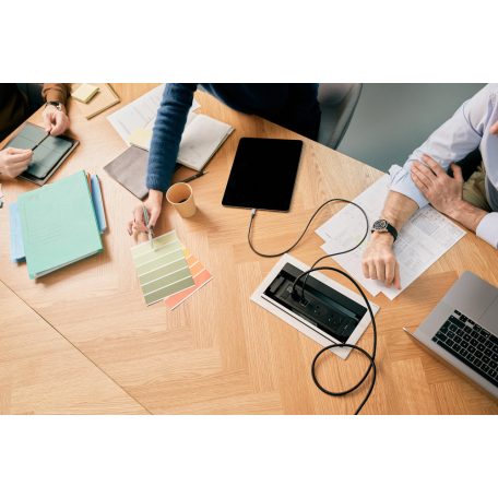 Legrand 654854 Incara Incara Flip up - bútorba süllyeszthető, 8 modul, 3x2P+F + USB A+C aljzat, 2m kábellel, alumínium